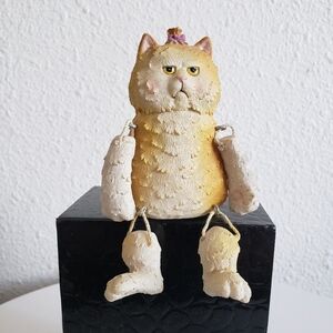#WMG 2004 Angry CalicoTabby Cat Bow Dangly Rope Legs Shelf Sitter Resin Figurine